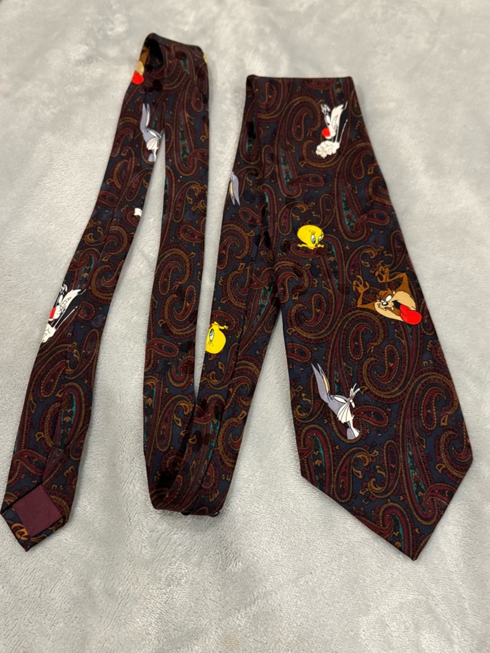 Looney Tunes Paisley 100% Silk Tie: Bugs: Tweety: Sylvester: Taz: Vintage Clean